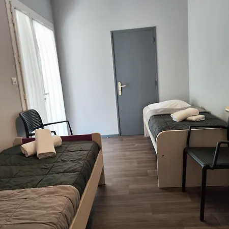 Aux Portes Des Monts D'aubrac 3* 에스팔리옹